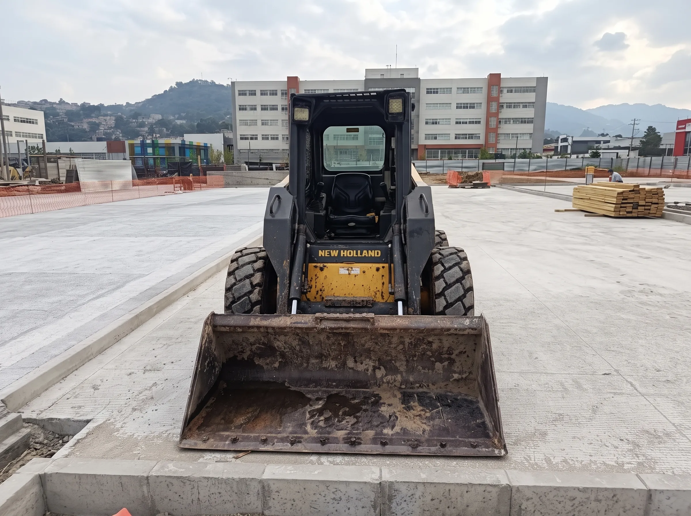 Minicargador New Holland de Renta Equipos Building en una obra